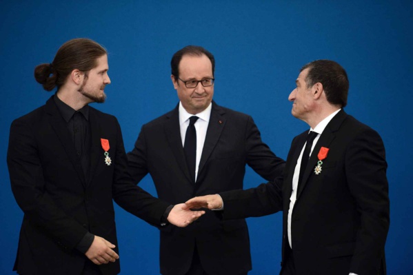 Hollande décore les rescapés des frères Kouachi à Dammartin