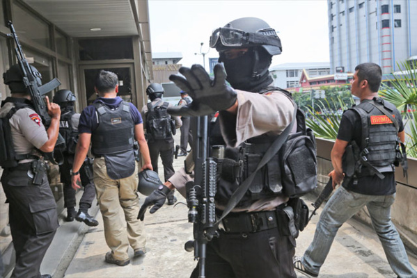 La police philippine abat 10 hommes, dont un maire