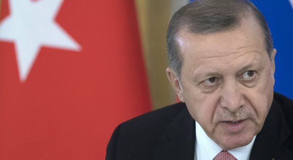 TURQUIE-UE : Erdogan envisage un référendum et attaque Martin Shultz