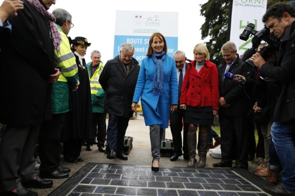 Ségolène Royal inaugure la première route solaire au monde