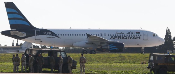 Un avion libyen détourné vers Malte, les pirates se rendent et demandent l'asile politique