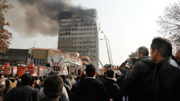 Un immeuble de 15 étages s'effondre à Téhéran, 20 pompiers tués sous les décombres (mise à jour) 