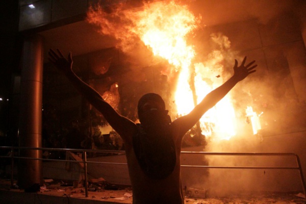 Paraguay: des opposants saccagent et incendient le parlement