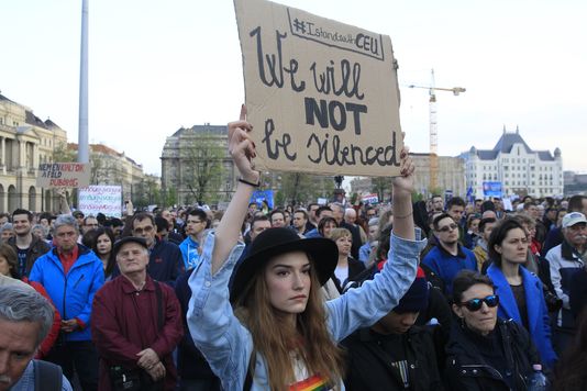 Hongrie : importante manifestation de soutien à l'université Soros