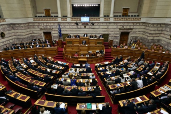 Grèce: sous pression, le Parlement adopte de nouvelles mesures de rigueur