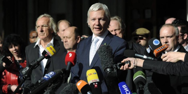 Assange: la Suède abandonne les poursuites pour viol