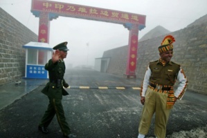 Un soldat chinois avec un militaire indien à la frontière entre les deux pays