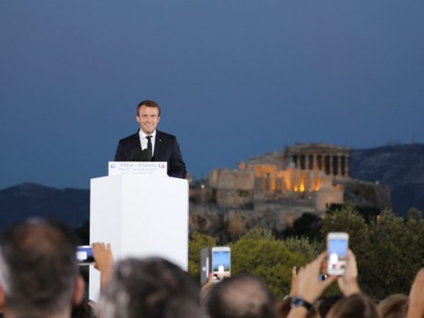 A Athènes, Macron déclare sa flamme à l'Europe et la guerre au FMI