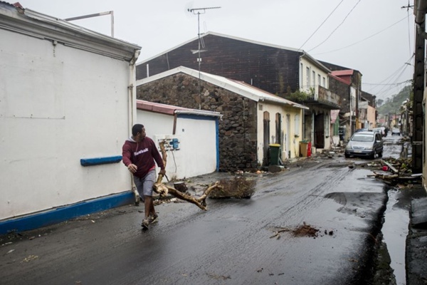 Maria s'éloigne de la Guadeloupe après des ravages à La Dominique