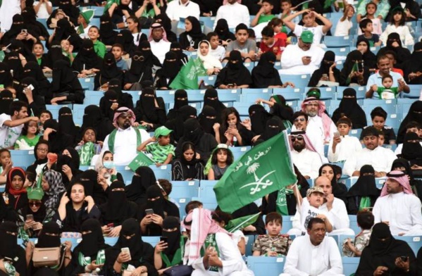 Des Saoudiennes célèbrent la fête nationale dans un stade, une première