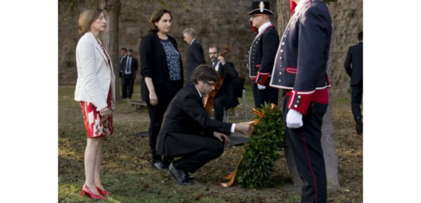 Carles Puigdemont s’incline sur la tombe du leader catalan Lluis Companys, à Barcelone, le 15 octobre 2017