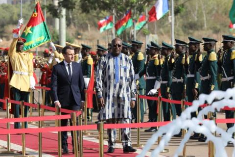 Dans Ouagadougou tendue, Macron dénonce les crimes en Libye et ceux de la "colonisation européenne"