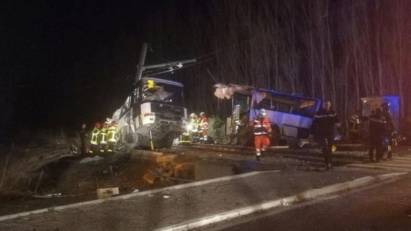 France : quatre morts dans une collision entre un train et un bus scolaire (proche enquête)