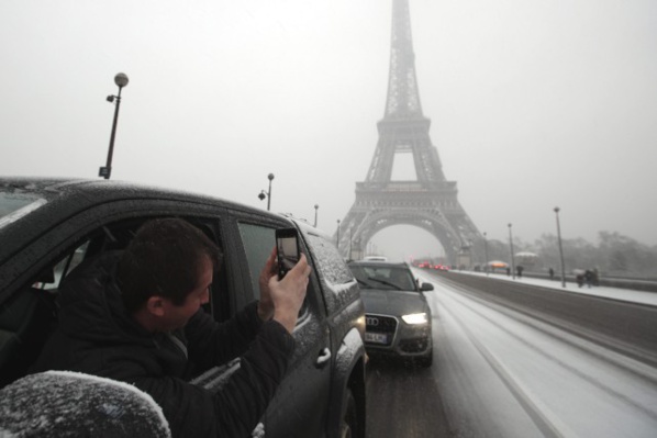 Paris sous la neige: embouteillages monstres, la tour Eiffel fermée