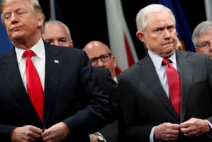 Jeff Sessions à gauche du président Trump