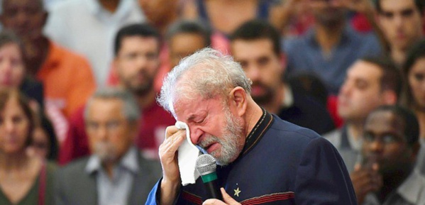 Lula réapparaît à une messe en mémoire de sa femme