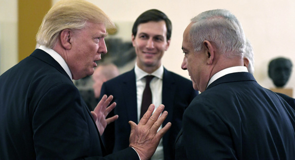 Trump avec son gendre Jared Kushner (médiateur) et le Pm israélien Netanyahu