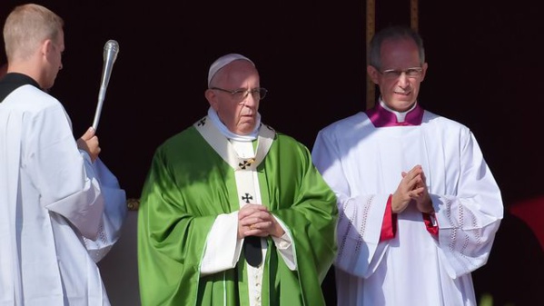 Le pape appelle à transformer une Eglise figée qui éloigne les jeunes