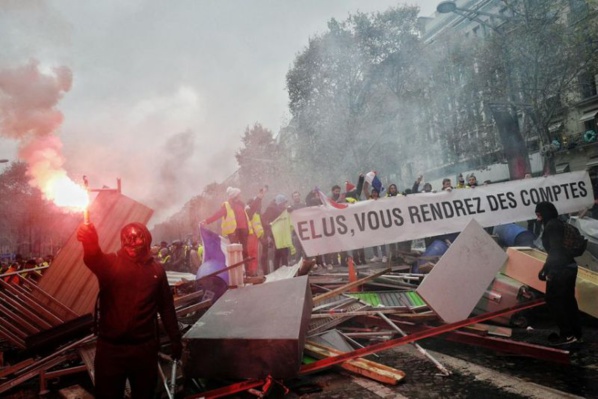 "Gilets jaunes": mobilisation en baisse, Macron dit sa "honte" des violences à Paris