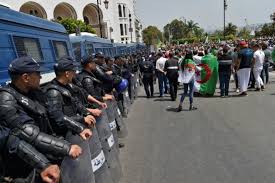 Algérie: 1er vendredi de manifestations depuis l'annulation de la présidentielle