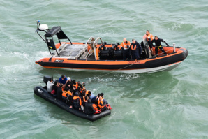 Des migrants traversent la Manche en kayak