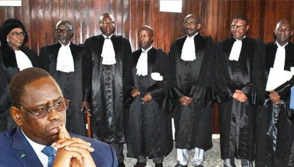 Le Président sénégalais (en médaillon) et les membres du Conseil constitutionnel du Sénégal