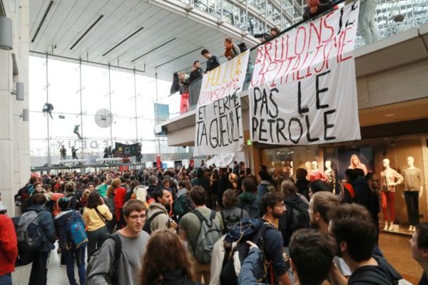 Climat: Extinction Rebellion investit un centre commercial à Paris