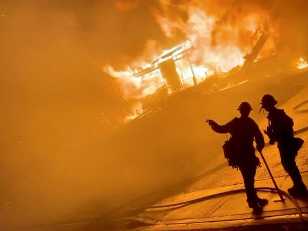 Les pompiers mobilisés face aux flammes dans le sud de la Californie