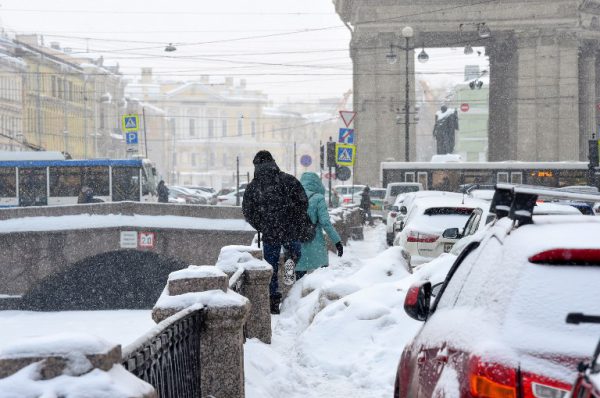 La neige sème le chaos sur les routes en France