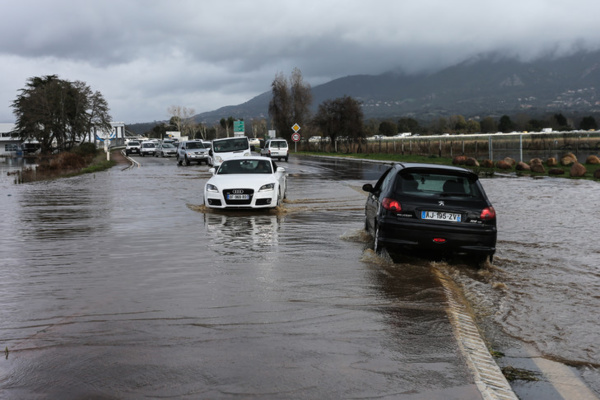 Intempéries en France: la tempête Fabien balaye le sud-ouest, 95.000 foyers sans électricité