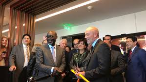 Alioune Ndiaye, directeur d'Orange Moyen-Orient-Afrique (g) et Stéphane Richard, le PDG d'Orange, lors de l'inauguration du siège à Casablanca