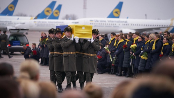 Avion abattu: les corps des victimes ukrainiennes rapatriés d’Iran