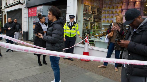 LONDRES: un homme abattu après avoir poignardé plusieurs personnes dans un acte « terroriste » (police)