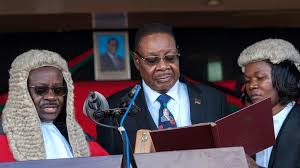 Le président Mutharika, entre deux juges