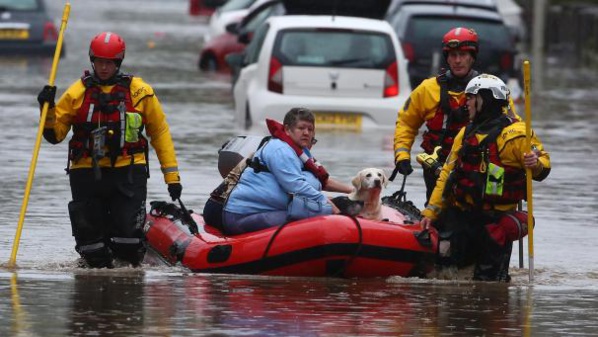 "Danger de mort" au Royaume-Uni, frappé par la tempête Dennis