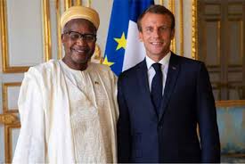 Toumani Djimé Diallo, ambassadeur du Mali en France, avec le président Macron à l'Elysée