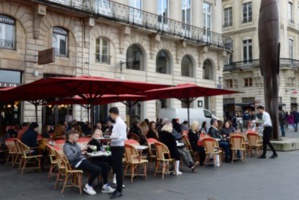 Coronavirus: la France ferme dès minuit les lieux « non essentiels » recevant du public