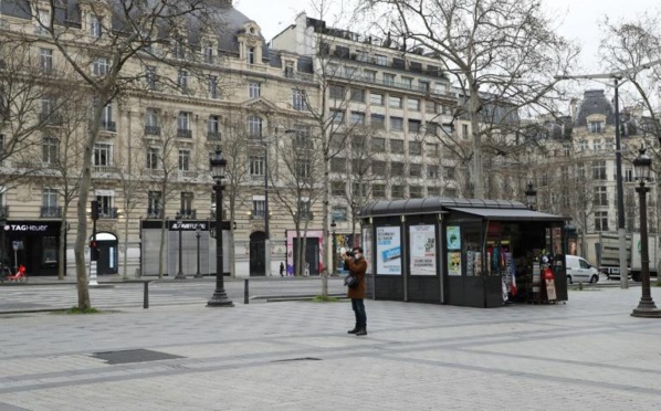 Les Champs Elysées, déserts au premier jour du confinement décidé par le président Emmanuel Macron