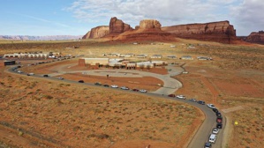 Des navajos font la queue en voiture devant un centre de santé (photo Euronews)