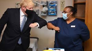 Boris Johnson s'en prend aux anti-vaccins, des «dingues»