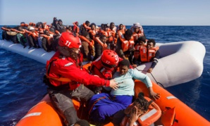 Méditerranée : migrants transférés après 38 jours sur un pétrolier