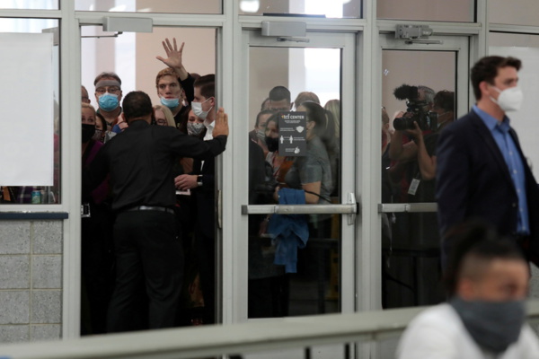 Des militants pro-Trump cherchant à pénétrer dans les locaux de dépouillement des votes à Detroit. (photo Lapresse.ca)