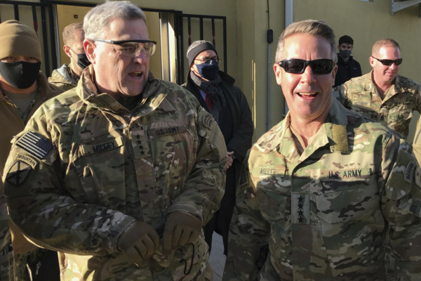 Le général Mark Milley (g) en compagnie du général Scott Miller, commandant des forces US et de la coalition internationale (photo AP)