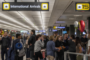 Malgré le coronavirus, les aéroports américains envahis par les voyageurs