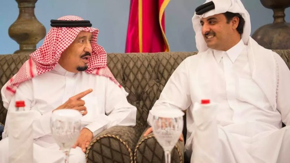 Le roi Abdallah (g) et l’émir du Qatar, cheikh Tamim ben Hamad Al-Thani