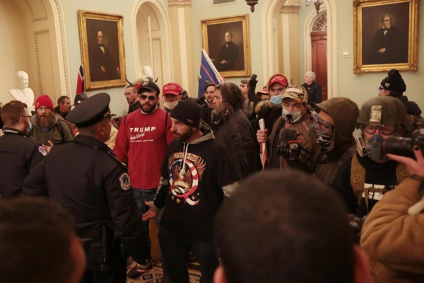 Des partisans de Donald Trump qui ont forcé le passage pour se retrouver à l'intérieur du Capitole