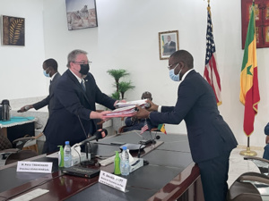 Amadou Hott (d) avec le Peter Trenchard, directeur de l'USAID pour le Sénégal