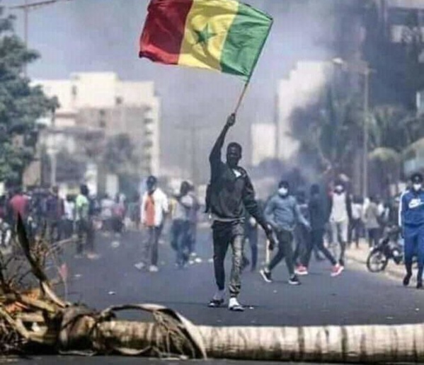 Sénégal : « Il faut que cesse l’impunité internationale du régime de Macky Sall » (Tribune de 100 artistes, universitaires et citoyens)