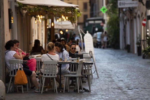 L’Italie sous un soleil de plomb tombe le masque à l’extérieur