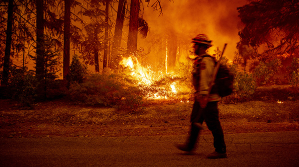 Californie : les pompiers face à un incendie qui génère son propre climat